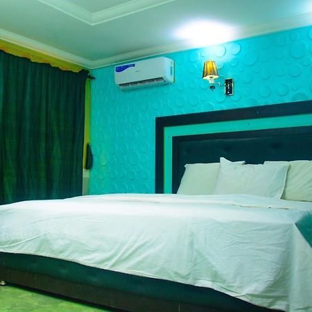 Adegbite Brighton Hotel And Suites מראה חיצוני תמונה